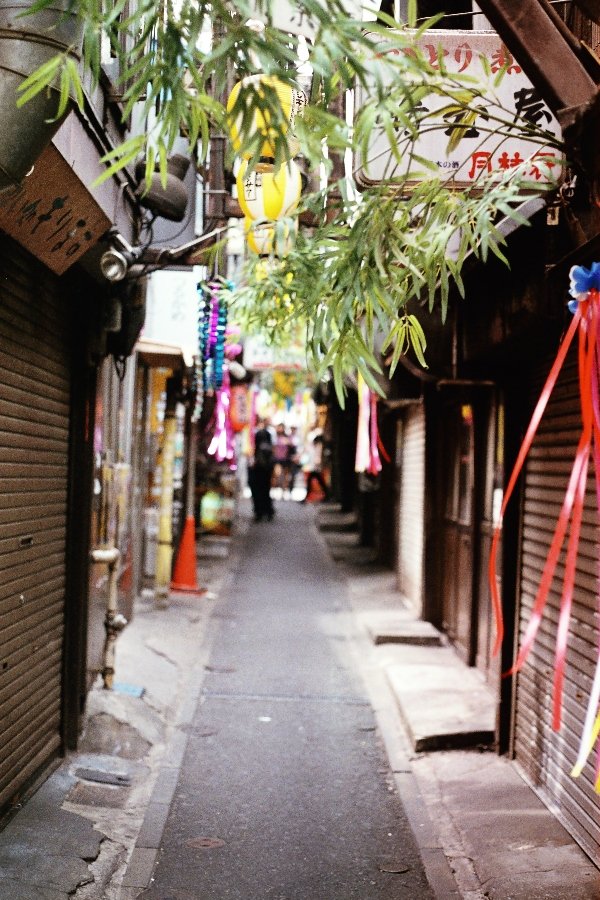 A narrow Tokyo alleyway